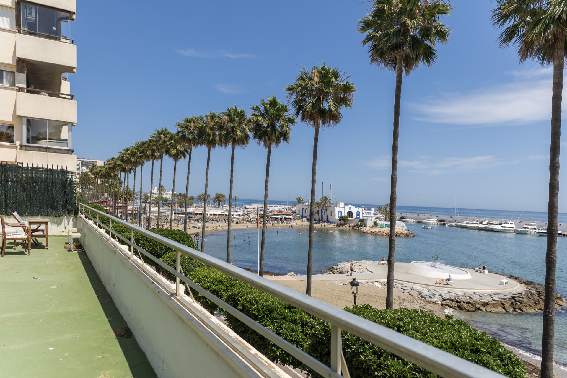Apartamento perfecto para inversores en primera línea de playa en Marbella.