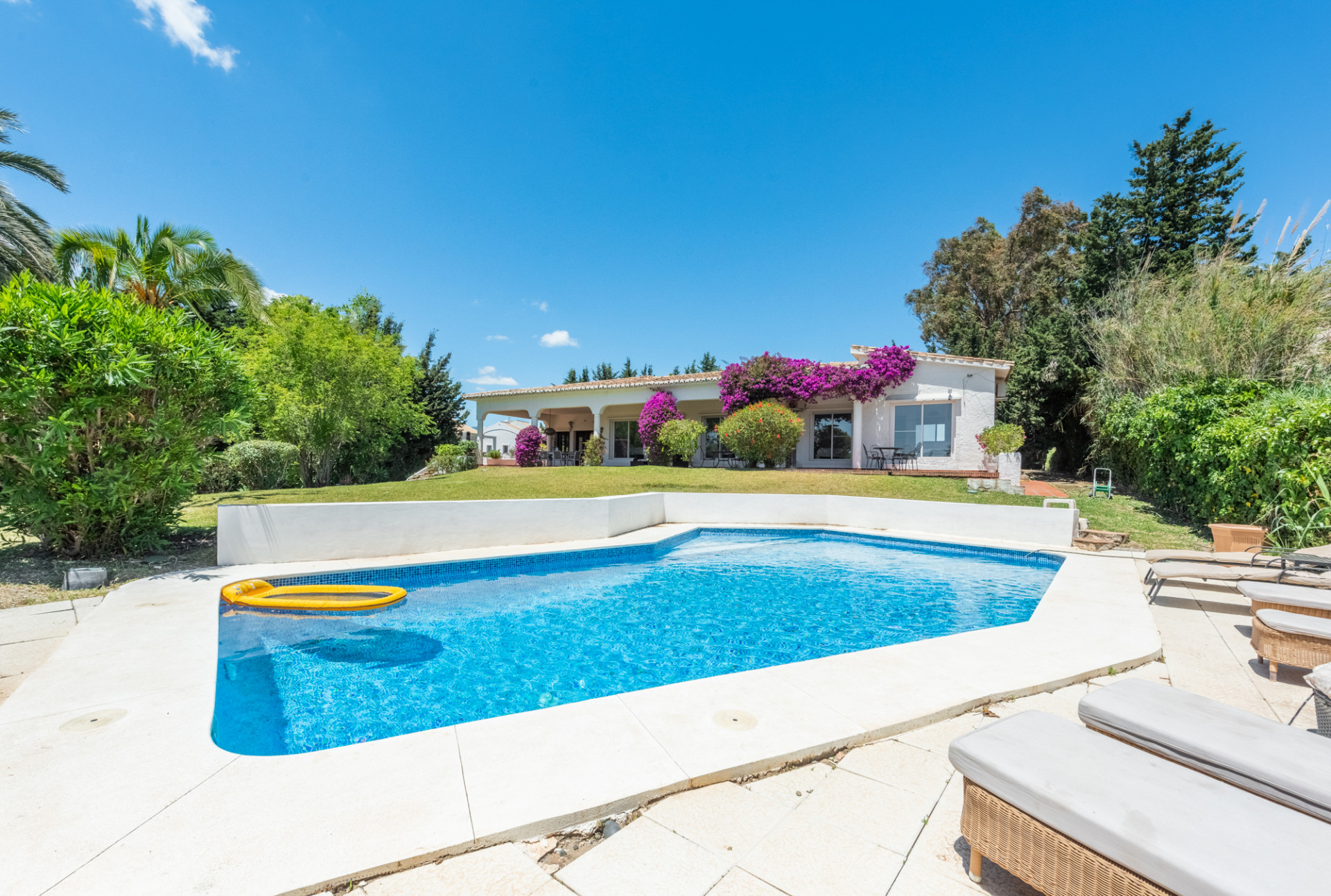 Andalucian style villa located close to Atalaya Golf Club.