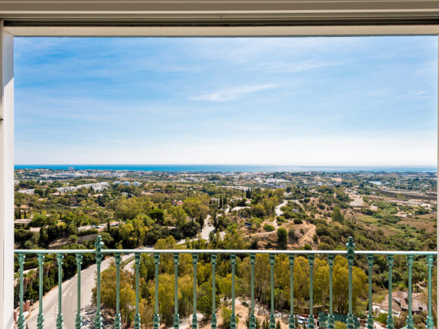 Stunning duplex penthouse with 5 bedrooms and panoramic sea views for sale in Monte Halcones, Benahavis