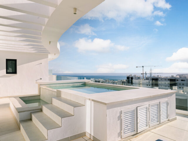 3 BEDROOM LUXURY PENTHOUSE WITH SEA VIEWS & PRIVATE POOL LOCATED IN HIGUERON WEST, FUENGIROLA