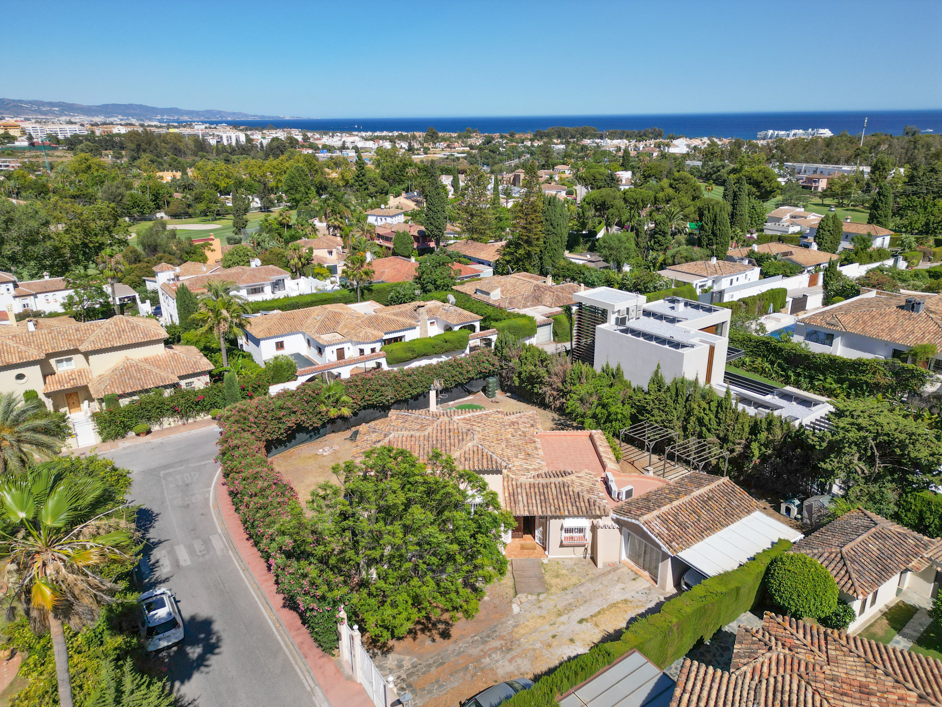 Fantástico chalet de cuatro dormitorios con orientación sur en una zona residencial de Guadalmina Alta – con vistas parciales al mar