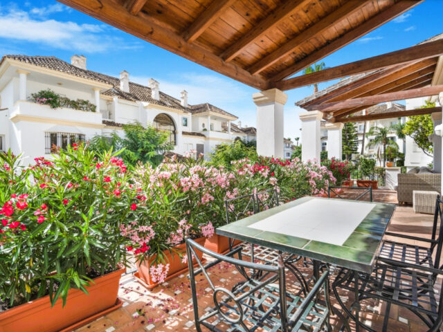 Exclusive apartment in the pretigious gated community, Monte Paraíso, on Marbella’s Golden Mile