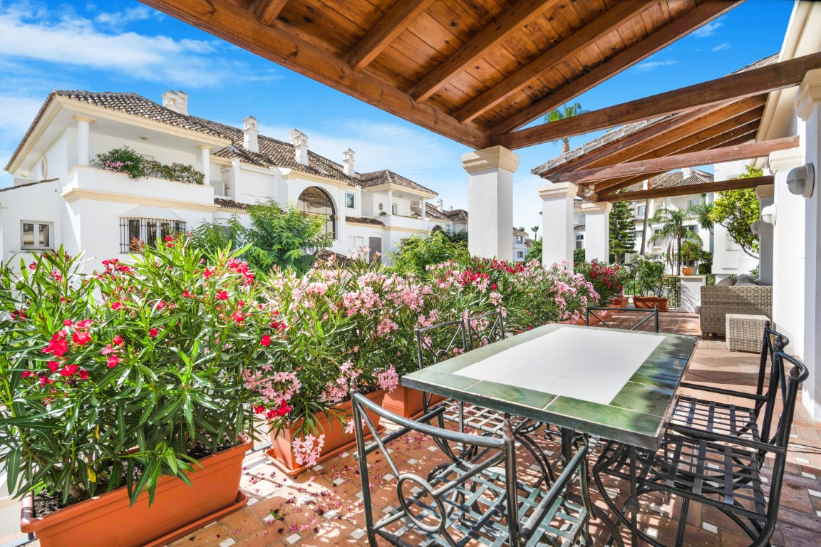 Exclusive apartment in the pretigious gated community, Monte Paraíso, on Marbella’s Golden Mile