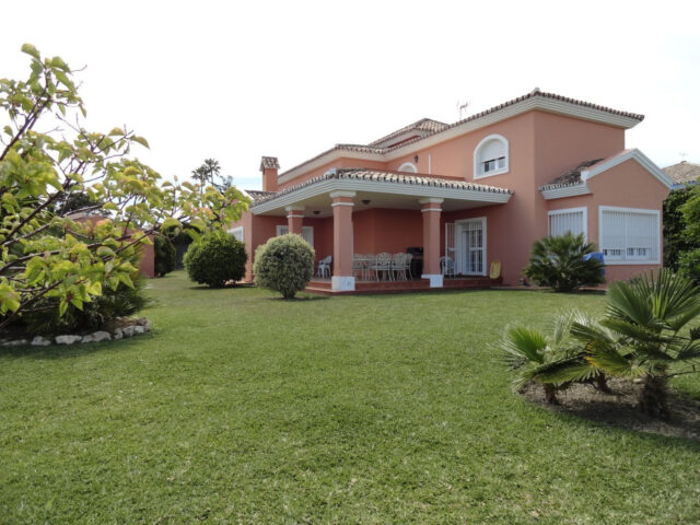 Magnífica residencia con vistas al mar en Estepona.