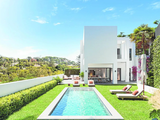 Apamares: Exclusive luxury semi-detached houses in Malaga East, 200 meters from the beach.