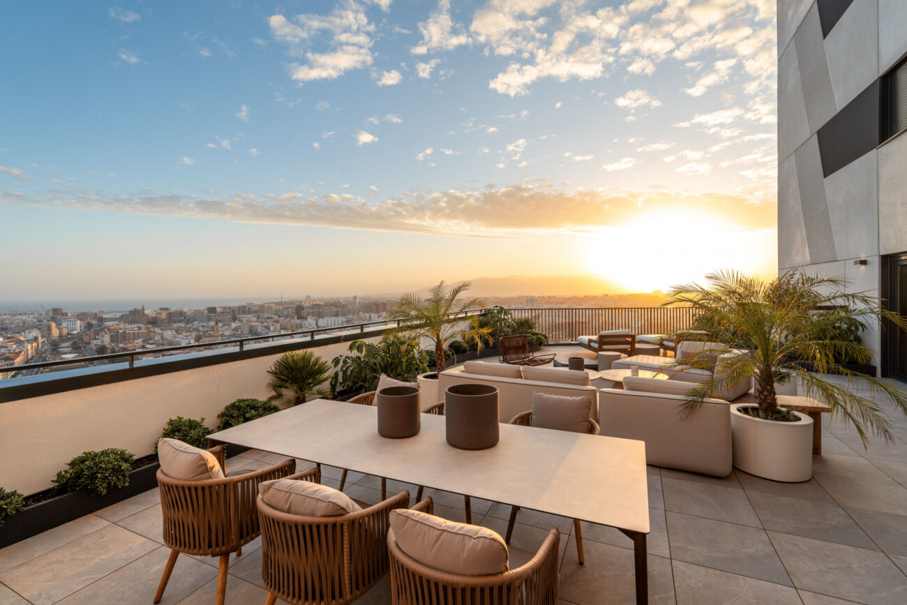 Ático de lujo en Málaga: Elegancia urbana con vistas panorámicas