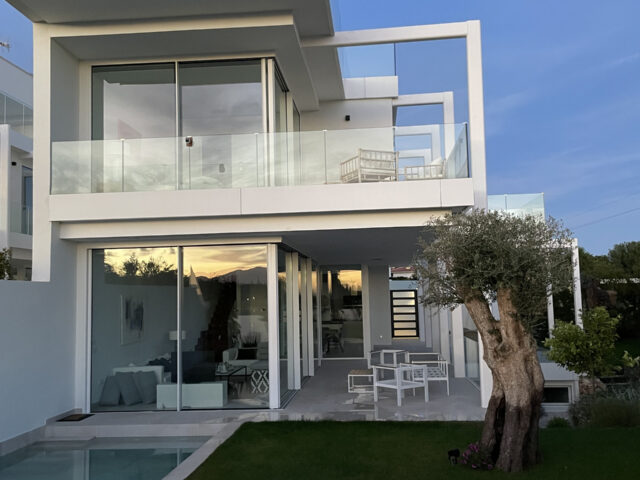 Exclusiva villa con amplio solarium y piscina privada en Paseo de Los Jazmines.