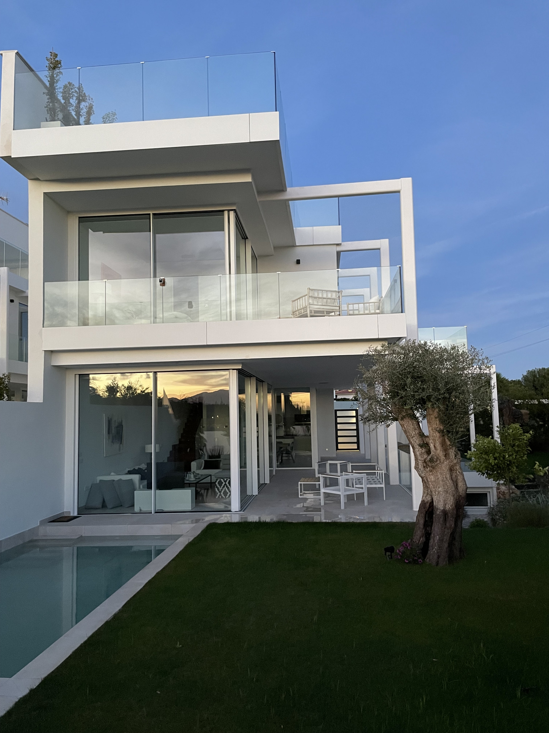 Exclusiva villa con amplio solarium y piscina privada en Paseo de Los Jazmines.