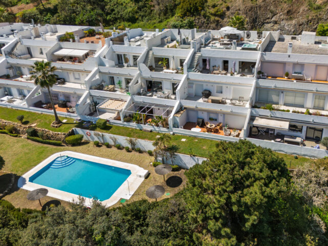 Renovated penthouse with sea and mountain views in La Quinta, Marbella