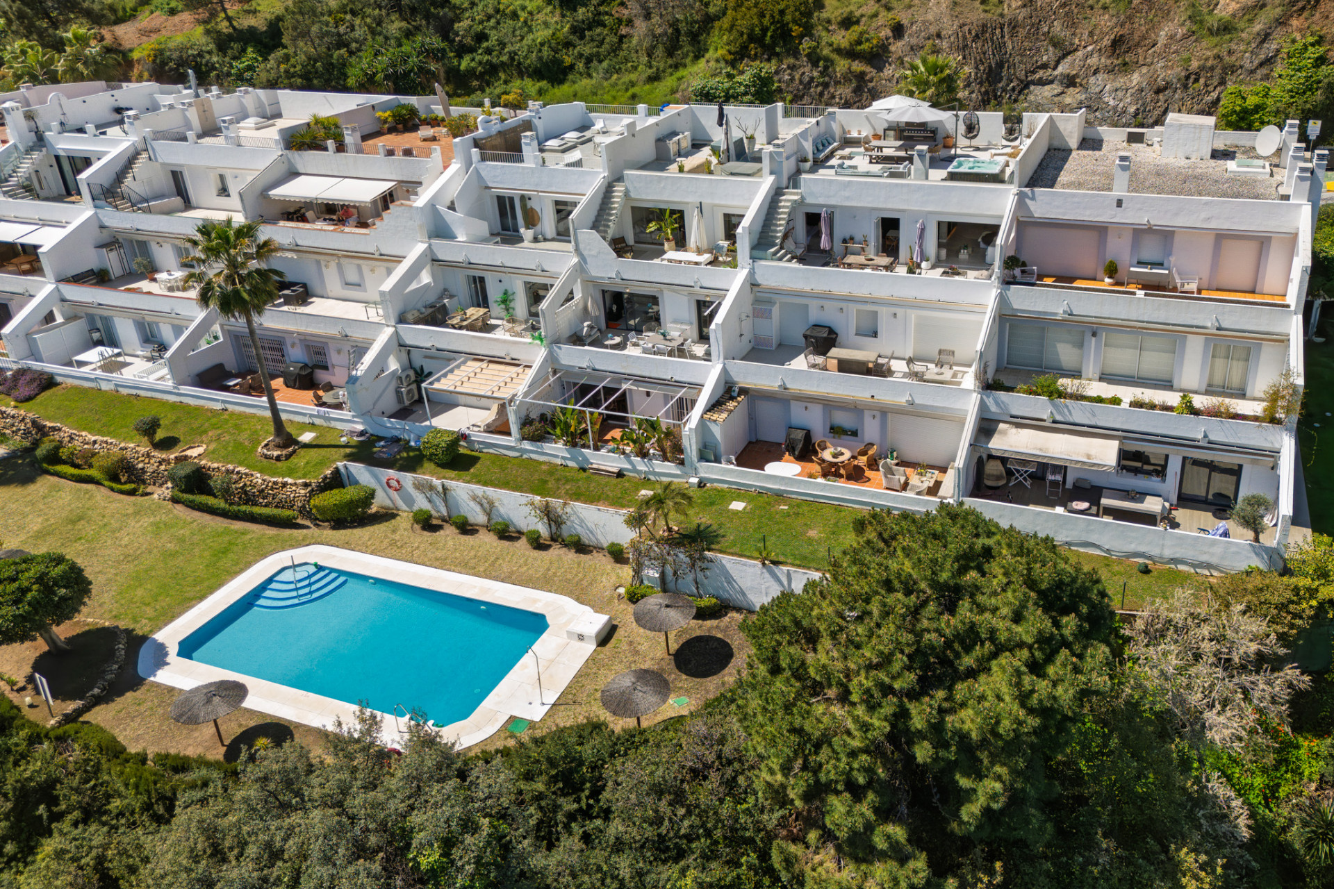 Renovated penthouse with sea and mountain views in La Quinta, Marbella