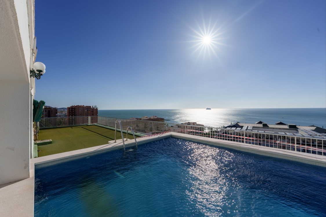 Piso con amplia terraza a un paso de la playa de La Malagueta, Málaga