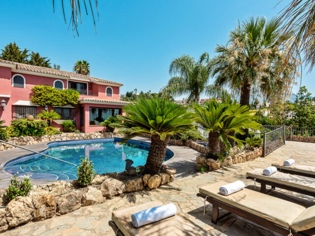 Villa en Nueva Andalucía con vistas al mar y campo de golf