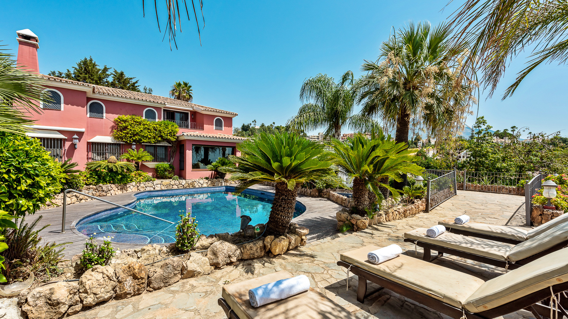 Villa en Nueva Andalucía con vistas al mar y campo de golf
