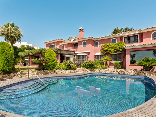 Villa en Nueva Andalucía con vistas al mar y campo de golf | Image 1