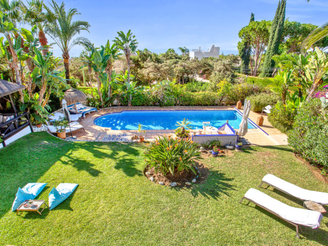 Villa en Marbesa, Marbella, con panorámicas vistas al Mediterráneo y piscina climatizada