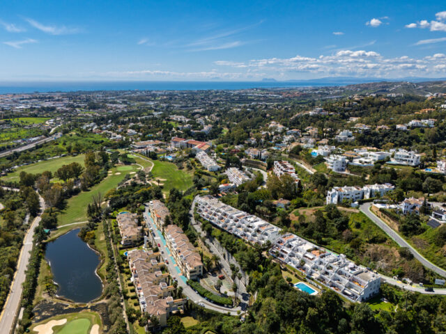 Ático reformado con vistas al mar y a la montaña en La Quinta, Marbella | Image 1