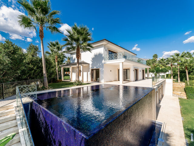 Villa completamente amueblada en Los Naranjos, Nueva Andalucia | Image 2