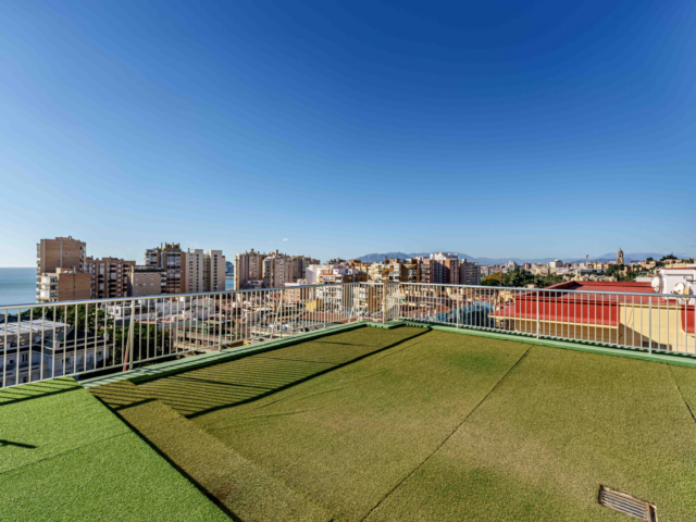 Piso con amplia terraza a un paso de la playa de La Malagueta, Málaga | Image 1