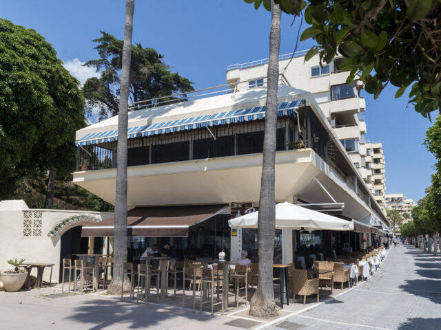 Apartamento perfecto para inversores en primera línea de playa en Marbella. | Image 1