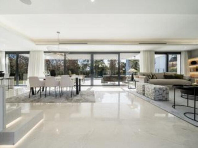 Moderna villa con acabados de lujo en Estepona. | Image 2