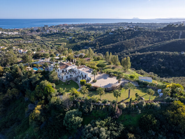 Increíble y única finca en la cima de la colina a sólo 3 minutos en coche de la playa de Laguna, en Estepona! | Image 1