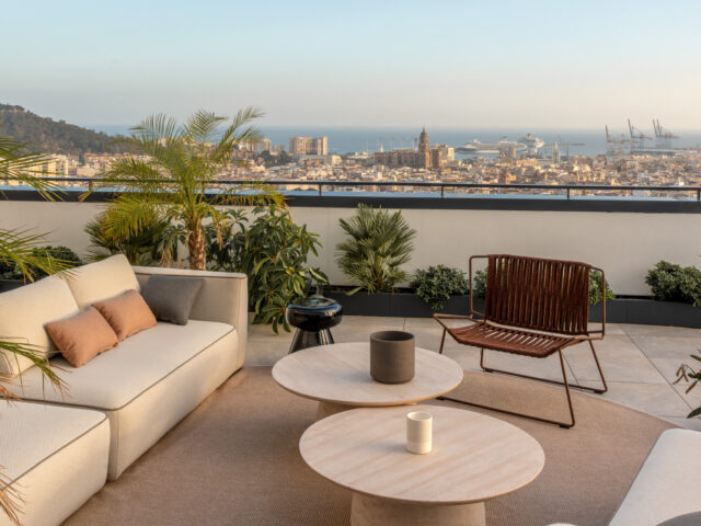 Ático de lujo en Málaga: Elegancia urbana con vistas panorámicas | Image 1