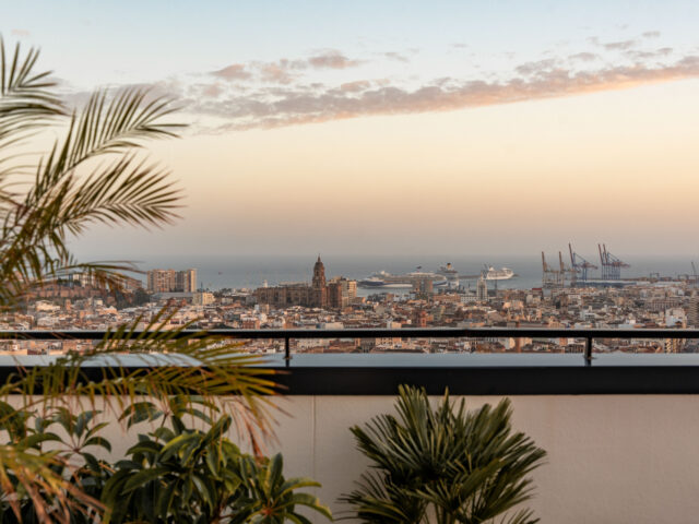 Ático de lujo en Málaga: Elegancia urbana con vistas panorámicas | Image 2