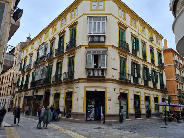 Oportunidad en Málaga: Edificio para rehabilitar, ideal alquiler vacacional, hostel, oficinas, coliving, etc. | Image 1