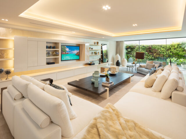 Villa Aurora, una obra maestra de lujo y sofisiticación ubicada en la prestigiosa comunidad de La Cerquilla, Marbella. | Image 1