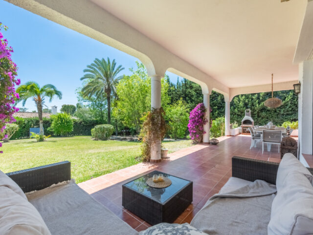 Villa de estilo andaluz situada cerca de Atalaya Golf Club. | Image 3
