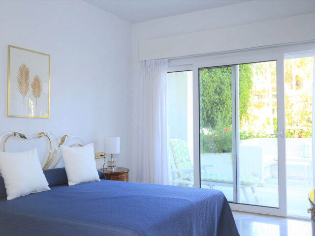 Apartamento Planta Baja de dos dormitorios en Alhambra del Mar | Image 2