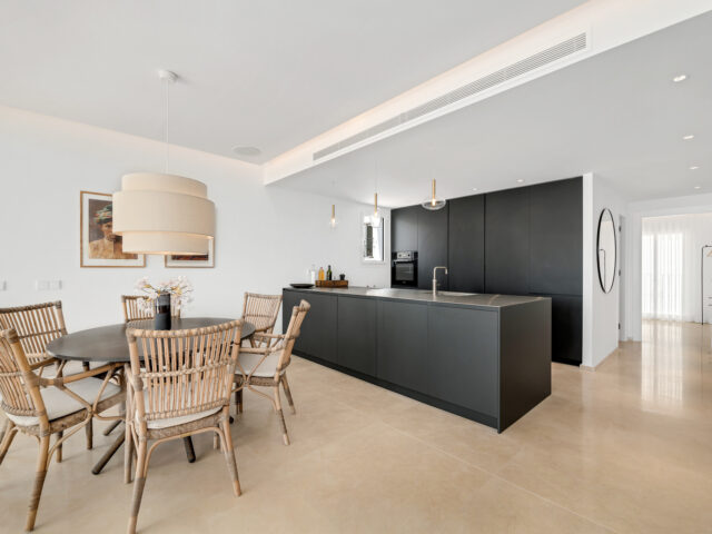 Un lujoso apartamento de diseño contemporáneo ubicado en el famoso puerto deportivo de Puerto Banús | Image 3