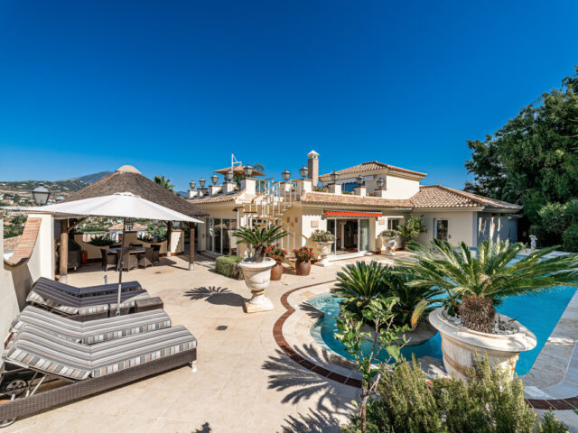 Villa de estilo tradicional dentro de una comunidad privada en Nueva Andalucia | Image 1