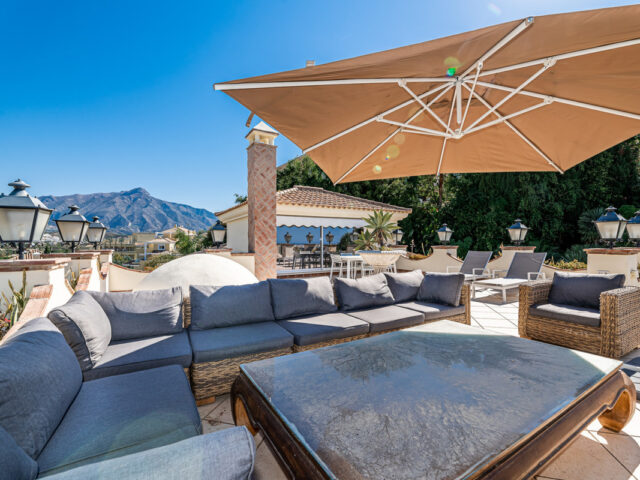 Villa de estilo tradicional dentro de una comunidad privada en Nueva Andalucia | Image 3