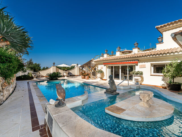 Villa de estilo tradicional dentro de una comunidad privada en Nueva Andalucia | Image 2