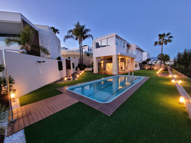Impresionante villa de cuatro dormitorios en primera línea de golf con orientación sur | Image 3