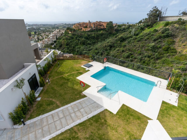 Marbella Lake: Modernas residencias en el corazón del Valle del Golf en Nueva Andalucía. | Image 3