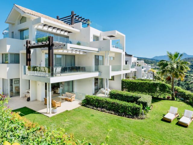 Duplex with a private garden and panoramic views in Marbella Club Hills | Image 2