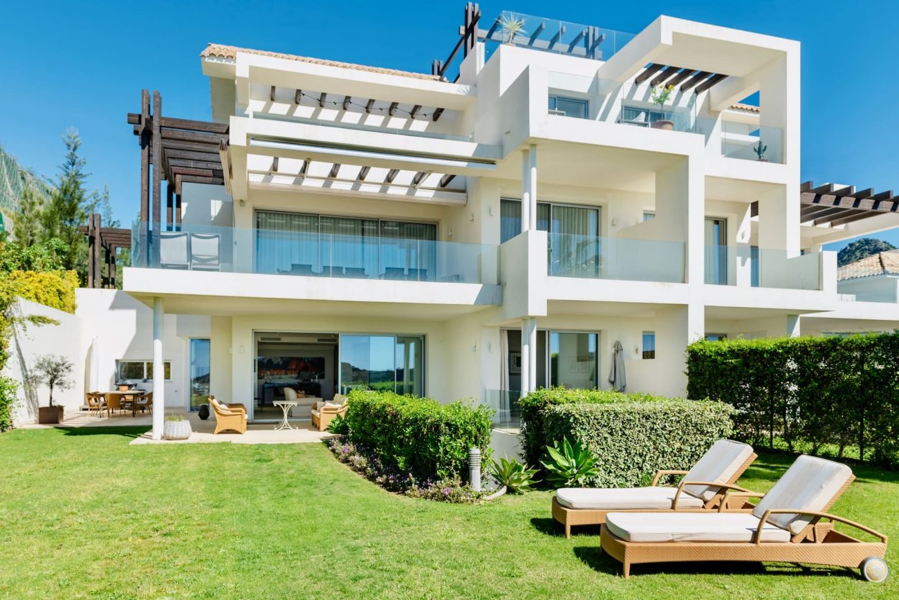 Dúplex con jardín privado y vistas panorámicas en Marbella Club Hills