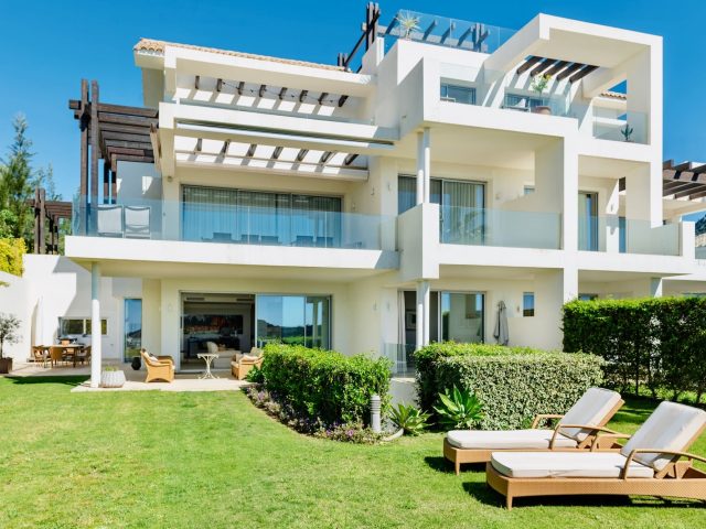 Dúplex con jardín privado y vistas panorámicas en Marbella Club Hills