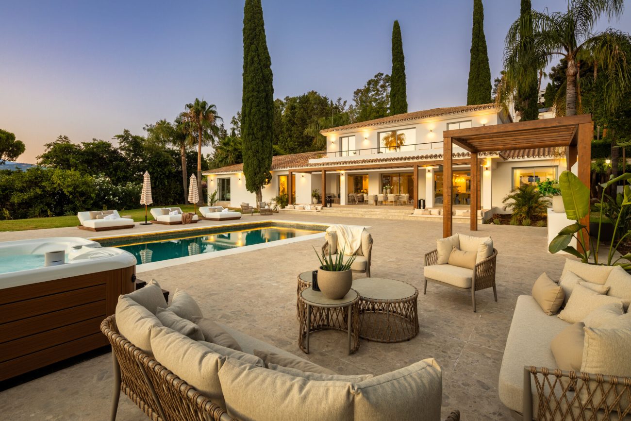 Villa Azahar en El Paraíso, vivienda unifamiliar de diseño andaluz y vistas despejadas al campo de golf y la montaña.