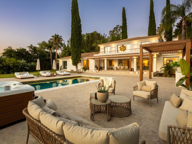 Villa Azahar en El Paraíso, vivienda unifamiliar de diseño andaluz y vistas despejadas al campo de golf y la montaña. | Image 0