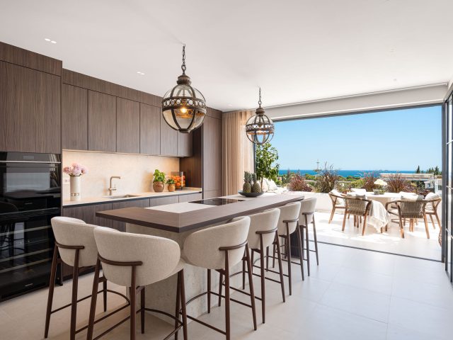 Apartamento reformado de tres dormitorios en la comunidad privada Coto Real | Image 0