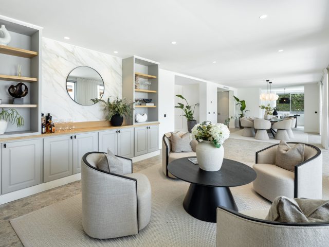 Villa Azahar en El Paraíso, vivienda unifamiliar de diseño andaluz y vistas despejadas al campo de golf y la montaña. | Image 1