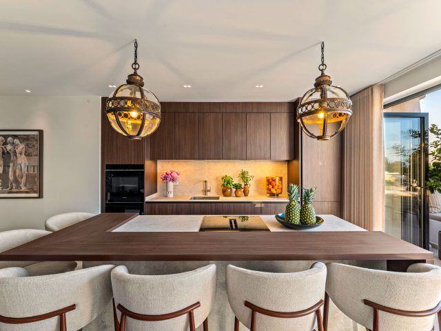 Apartamento reformado de tres dormitorios en la comunidad privada Coto Real | Image 1