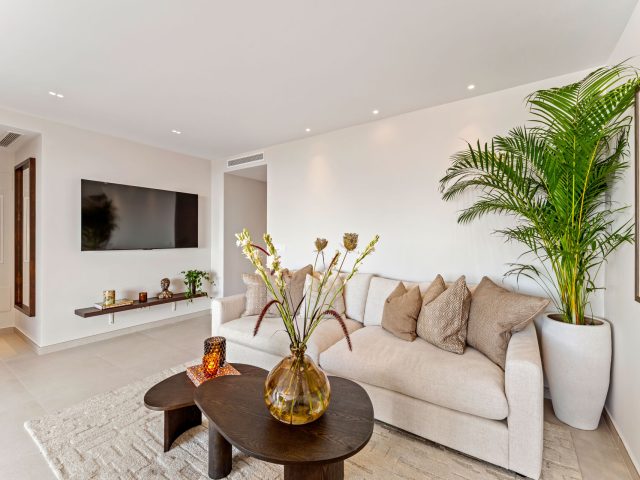 Apartamento reformado de tres dormitorios en la comunidad privada Coto Real | Image 2