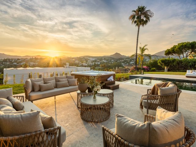 Villa Azahar en El Paraíso, vivienda unifamiliar de diseño andaluz y vistas despejadas al campo de golf y la montaña. | Image 3