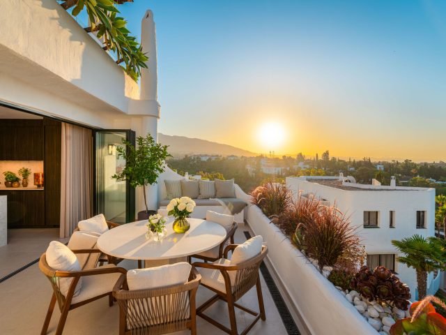 Apartamento reformado de tres dormitorios en la comunidad privada Coto Real | Image 3