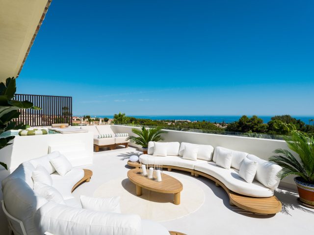 Alba Residence, ático dúplex reformado con terraza panorámica en la comunidad de Sierra Blanca | Image 0
