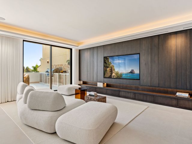 Alba Residence, ático dúplex reformado con terraza panorámica en la comunidad de Sierra Blanca | Image 2